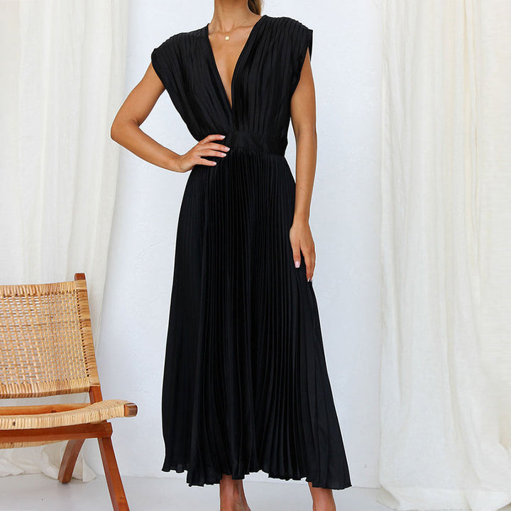 Gedetailleerde dames maxi jurk, met V-hals, open rug en soepele stof. Trendy en comfortabele damesmode.