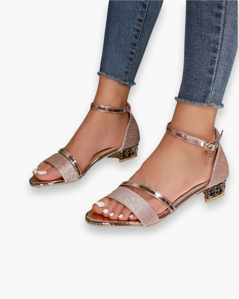 Feestelijke dames sandalen met lage hak, glanzend en elegant voor zomerse avondkleding.