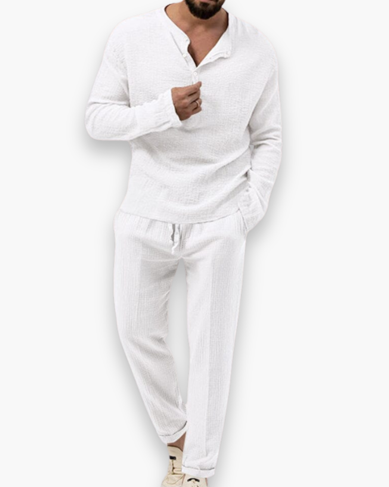 Luchtige herenset met losvallende top en broek in zachte stof, perfect voor zomercomfort en casual stijl.