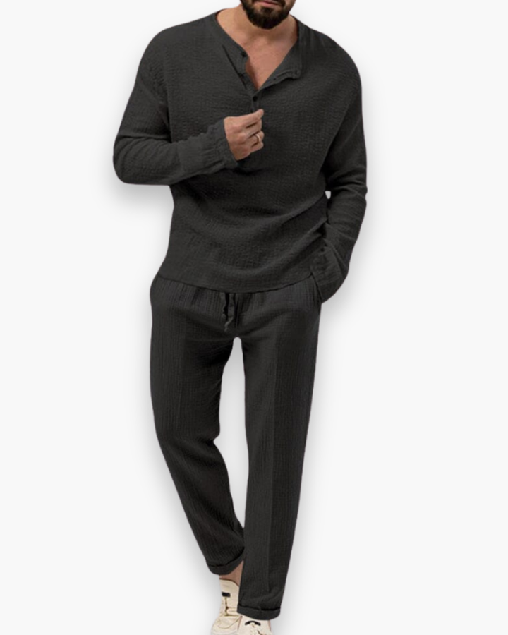 Stijlvolle casual herenset met luchtige top en losvallende broek. Ideaal voor warme dagen, vakantie en ontspanning.