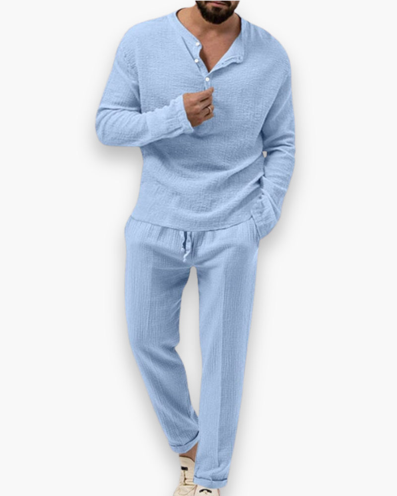 Close-up van de luchtige herenset: ademende stof van top en losvallende broek voor ultiem comfort en stijlvolle look.
