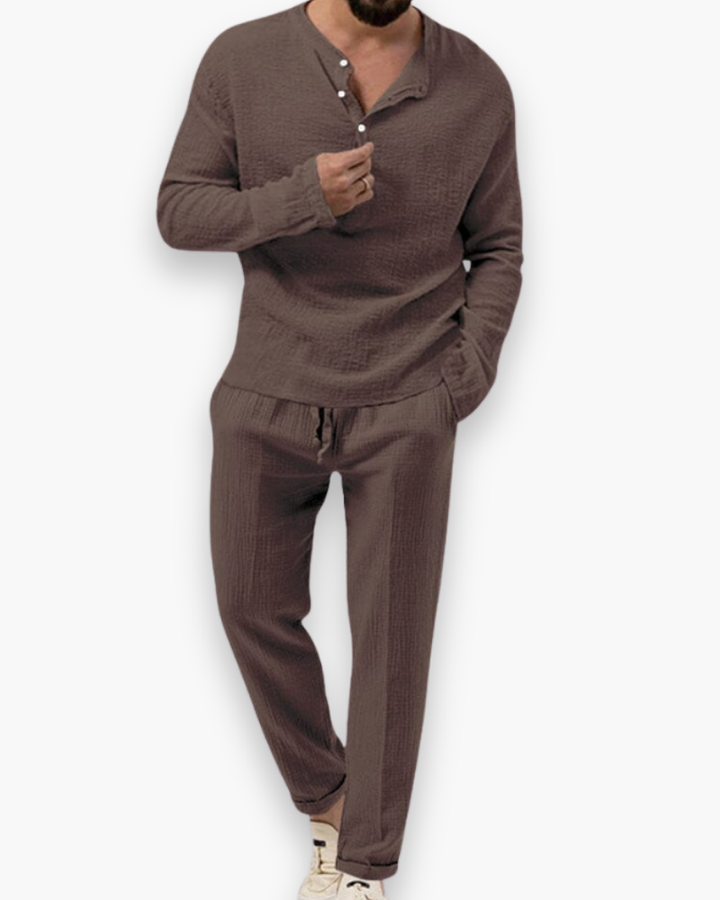 Veelzijdige heren outfit set met comfortabele top en broek. Perfect als zomer, strand of chique casual kleding.