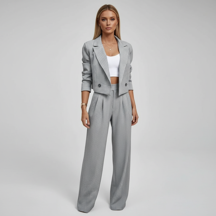 Zakelijk damespak Regina, een comfortabele en elegante kantooroutfit, ideaal voor formele meetings.