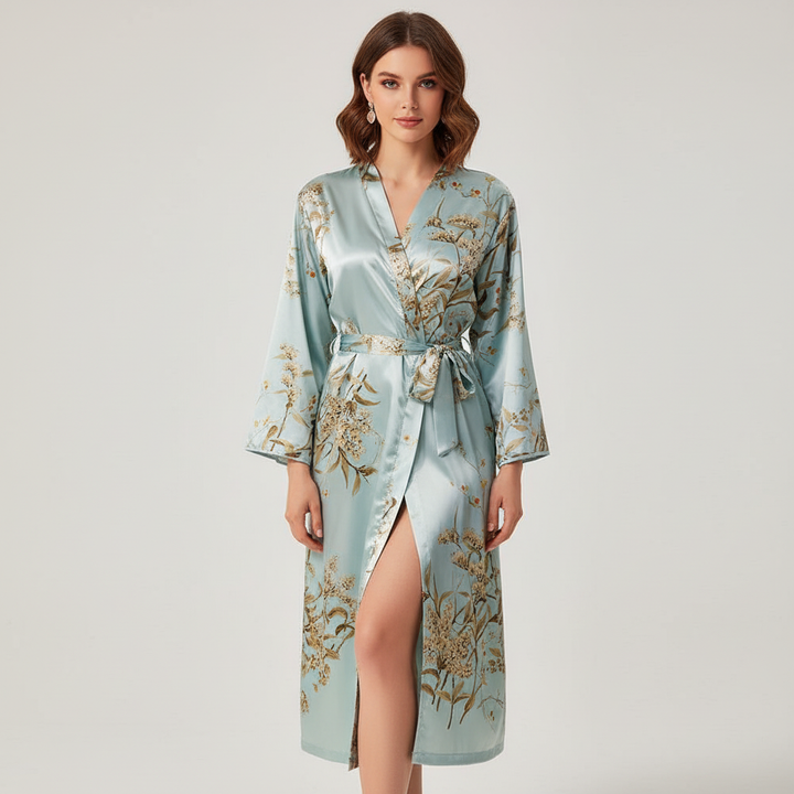Zwarte Lara satijnen bademantel voor dames, elegant, comfortabel en ideaal als thuisdragen.