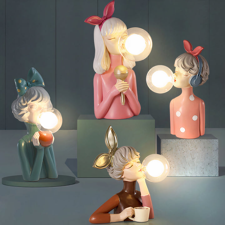 Warme sfeerverlichting van een speelse LED tafellamp in hout design, verrijkt elk interieur.