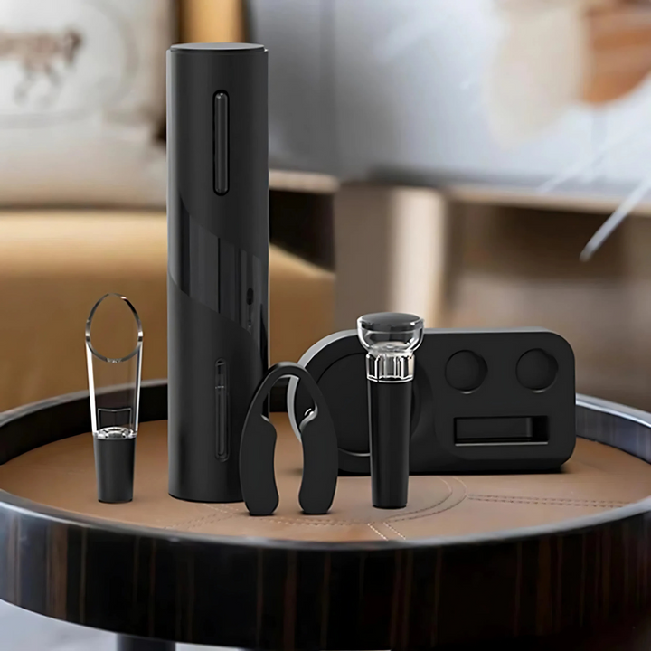 Oplaadbare elektrische wijnopener met elegante zwarte behuizing en USB-laadstation. Perfect wijnaccessoire.