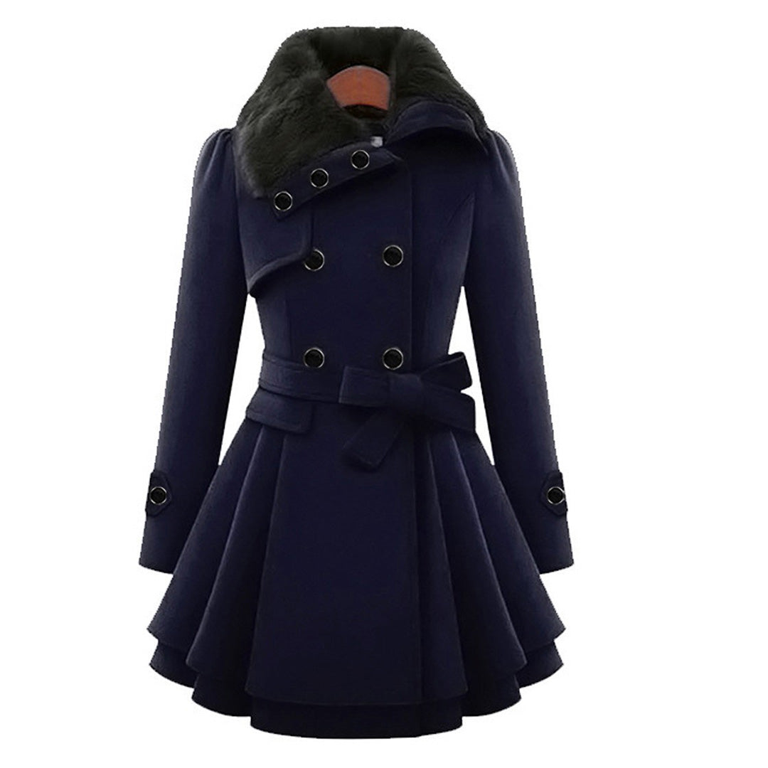 Warme lange zwarte dames winterjas met capuchon, ideaal voor winterse dagen en mode.