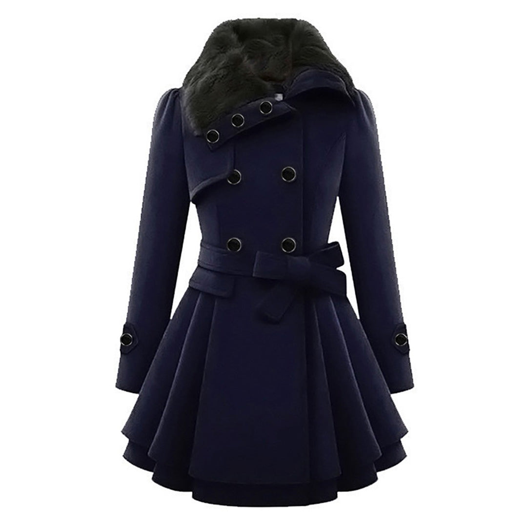 Achterkant van een lange dames winterjas met capuchon, toont elegant en slank silhouet.