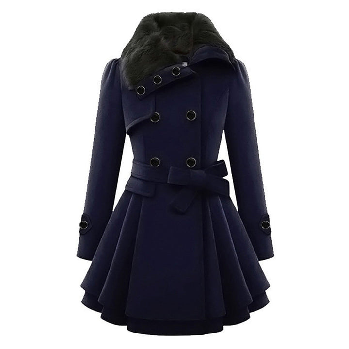 Achterkant van een lange dames winterjas met capuchon, toont elegant en slank silhouet.