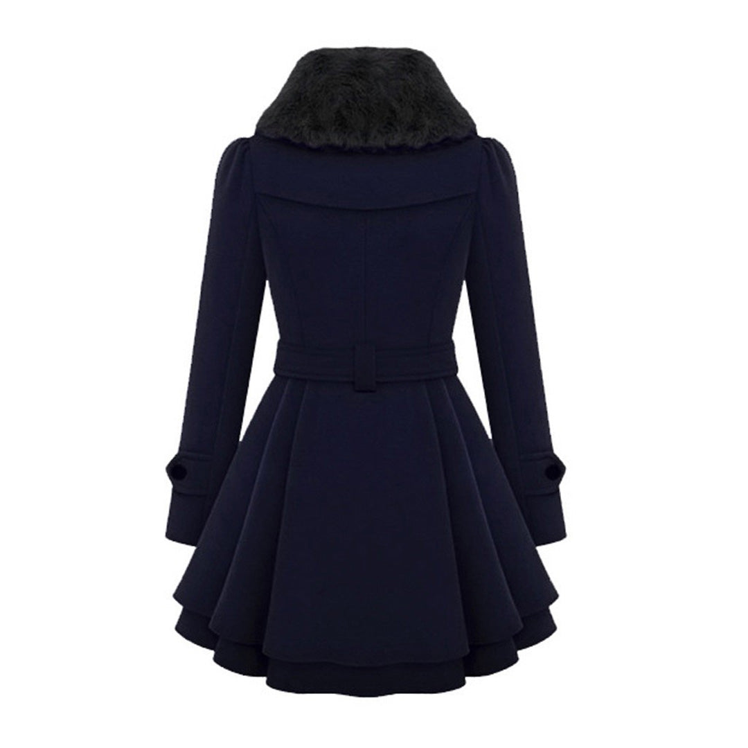 Opvallende lange rode dames winterjas met capuchon, perfecte winterkleding en mode-item.