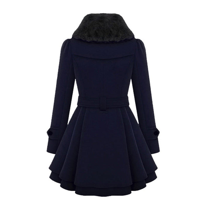 Opvallende lange rode dames winterjas met capuchon, perfecte winterkleding en mode-item.