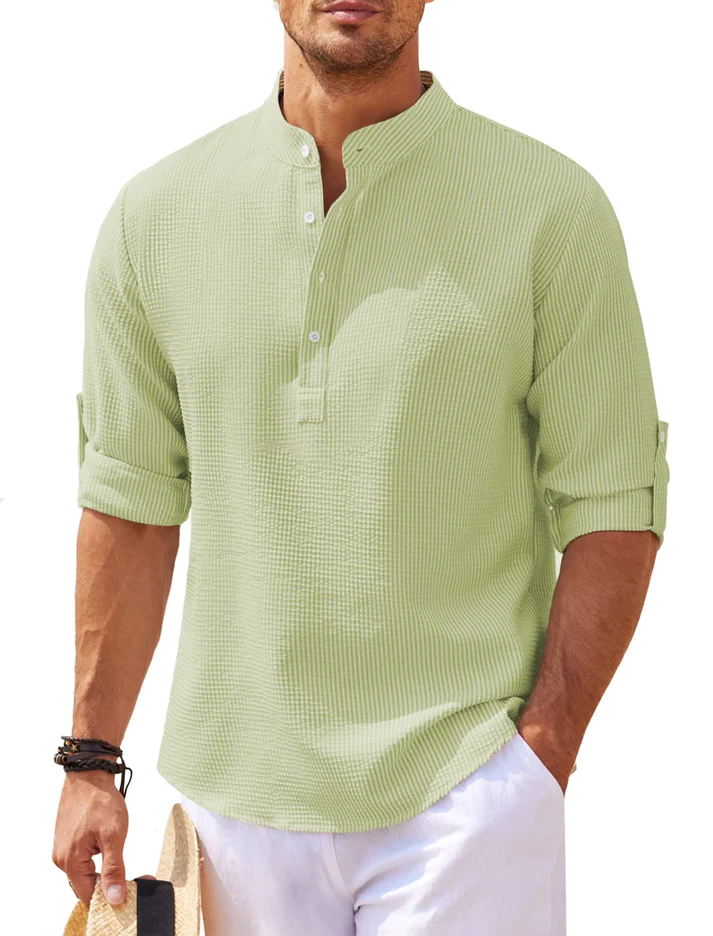 Man draagt een comfortabel heren casual overhemd met lange mouwen. Urban stijl, modieus voor lente- en zomerdagen.