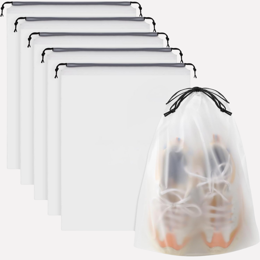 Set transparante trekkoord tassen, ideaal voor compacte organisatie van schoenen in een reistas of koffer.