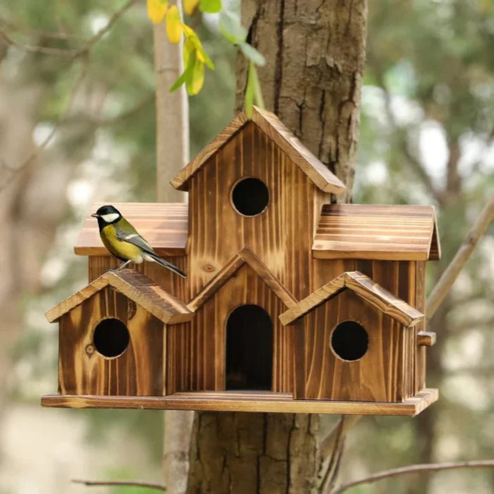 Vogelvriendelijk houten vogelhuisje met 6 ingangen. Perfecte tuindecoratie voor tuinvogels en buitenleven.