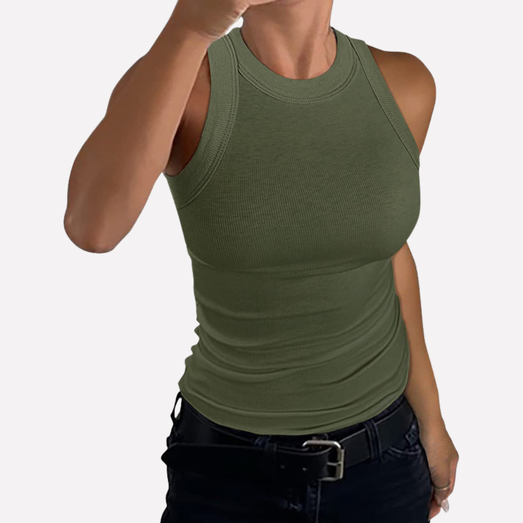 Vrouw draagt een casual mouwloze racerback tanktop, comfortabel en stijlvol.