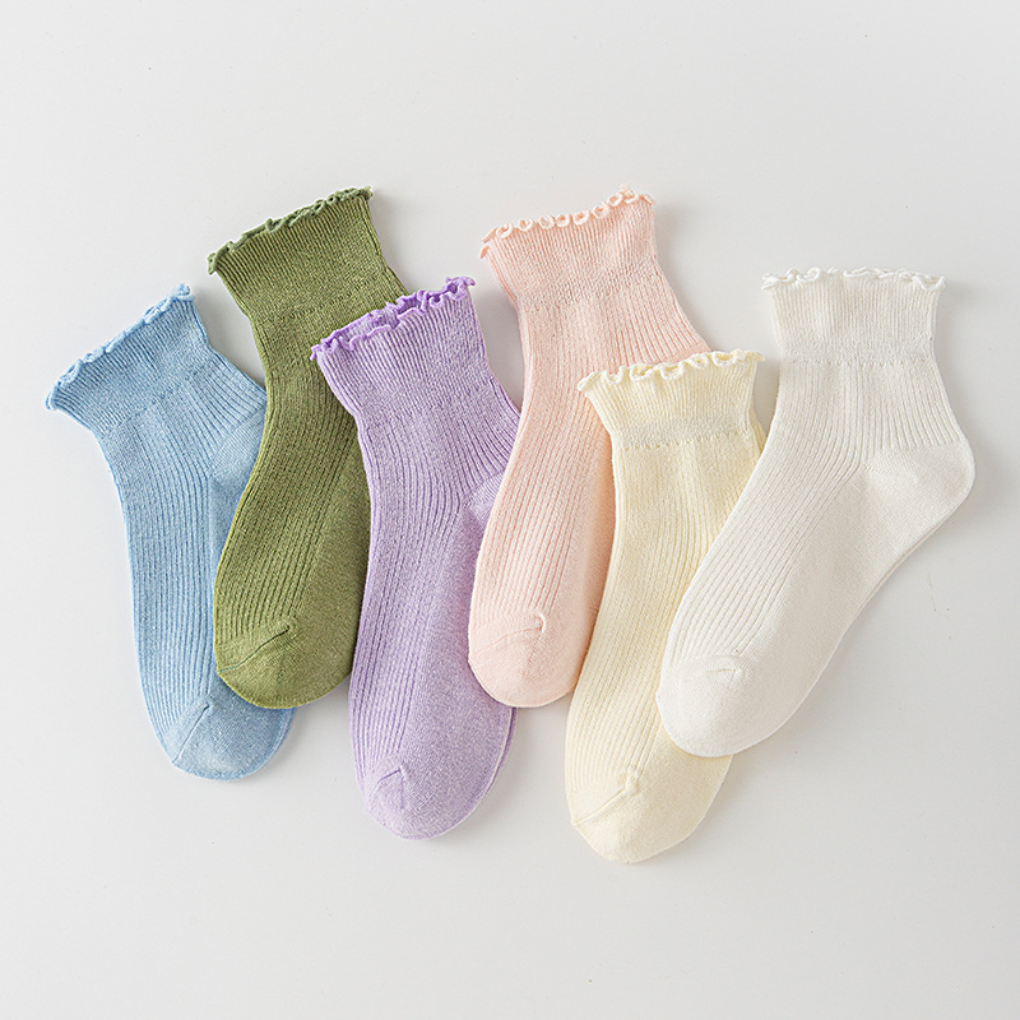 Dames ruffle enkelsokken van comfortabele katoenmix, ideaal voor een speelse, casual look.