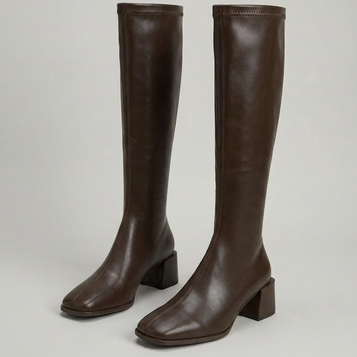 Stijlvolle witte dames kniehoge leren laarzen, ideaal voor een elegante herfst- of winteroutfit.