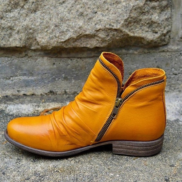 Zwarte dames enkelboots met stevige zool, perfect voor comfort en grip in de herfst en winter. Modieus design.