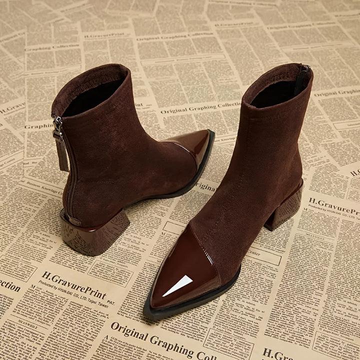 Elegante damesschoenen: enkellaarzen met een trendy puntige neus en solide blokhak.