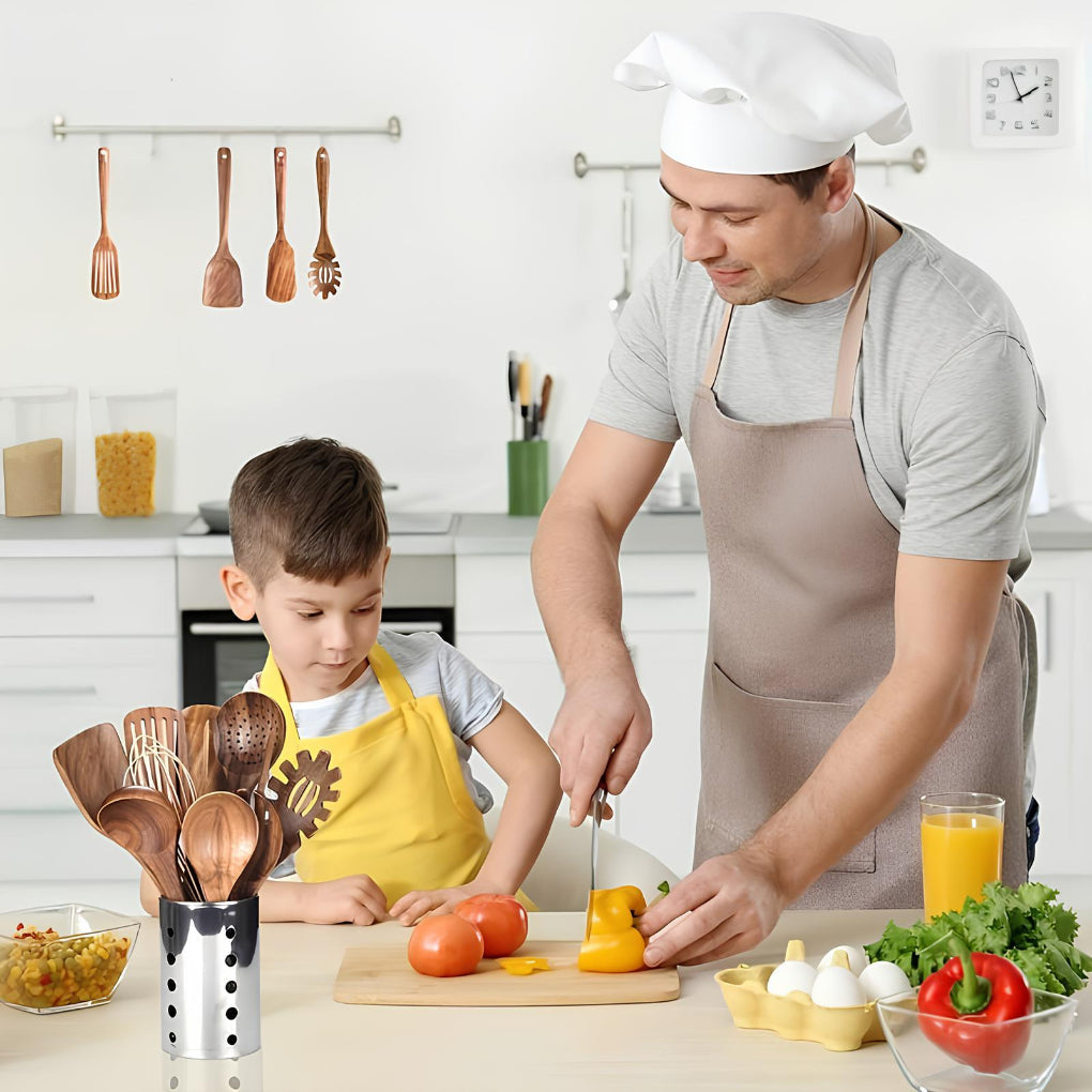 Bruin teakhouten keukengerei set, 11 stuks, perfect voor koken. Inclusief stijlvolle houder, duurzaam en praktisch.