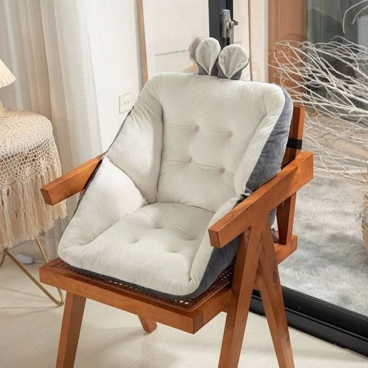 Zijaanzicht OrthoSeat ergonomisch zitkussen dat drukverlichting en gezond zitten bevordert in elke stoel.