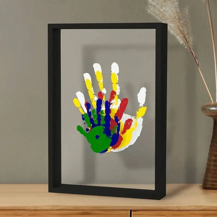 Close-up houten babylijst voor hand- en voetafdrukken, toont gedetailleerde afdrukruimte. Unieke babyherinnering.