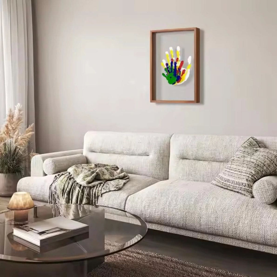 Houten lijst met baby hand- & voetafdrukken in kinderkamer setting. Mooie decoratie en geboortecadeau.