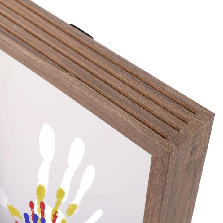 Houten herinneringslijst met schattige baby handafdruk en voetafdruk. Een blijvende herinnering voor het gezin.