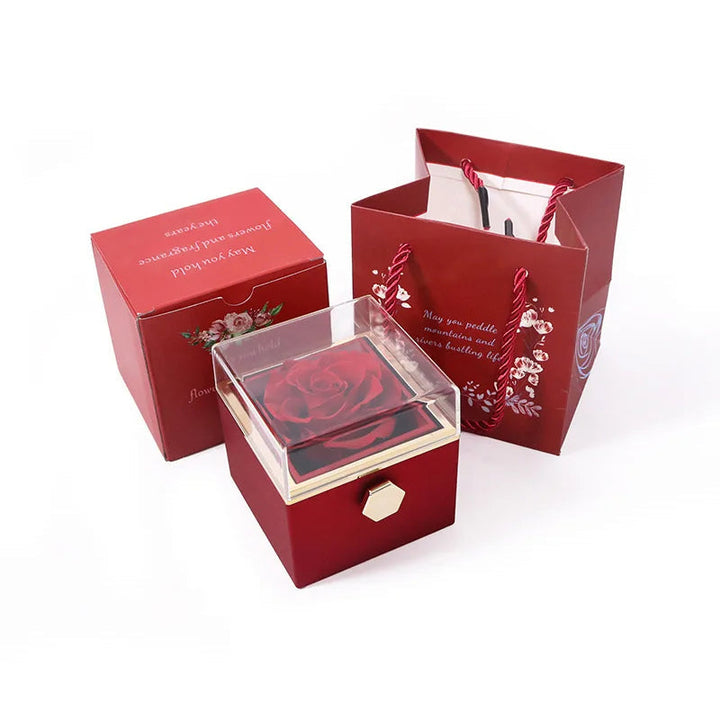 Glanzende dames ketting met klavertje vier en hart hanger, elegant en tijdloos sieraad.