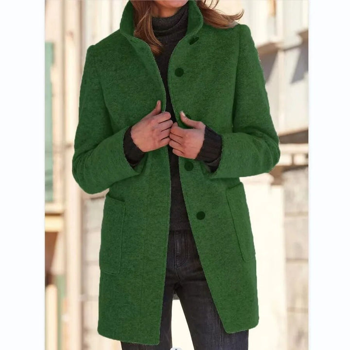 Achterkant van de elegante dames winterjas Emma, toont de slanke pasvorm en klassieke overjas stijl. Warme wintermode.