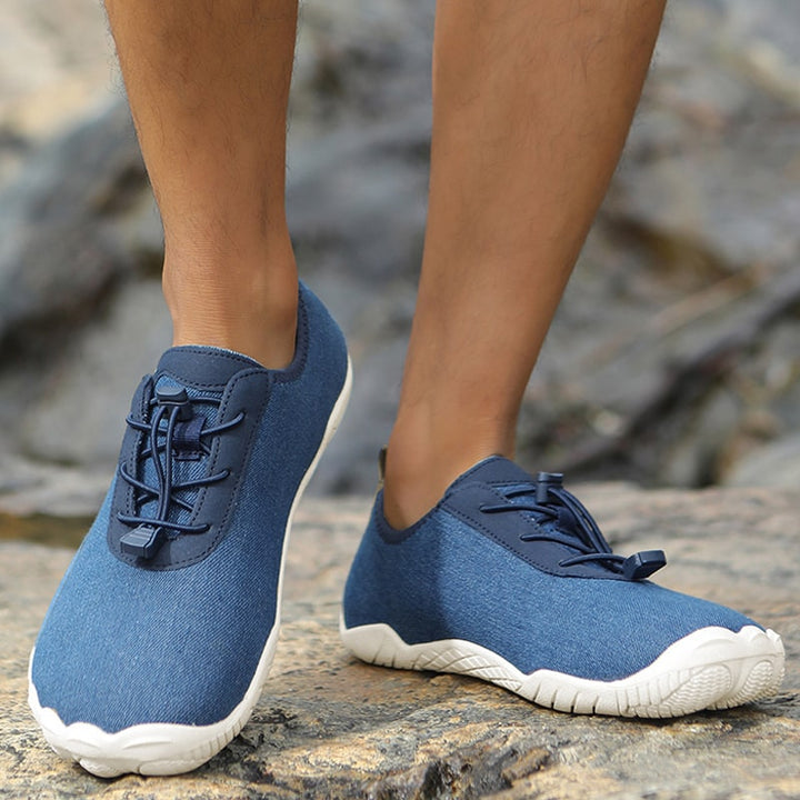Ademende, flexibele TerraStride barefoot schoenen voor ongehinderde natuurlijke beweging en grip.