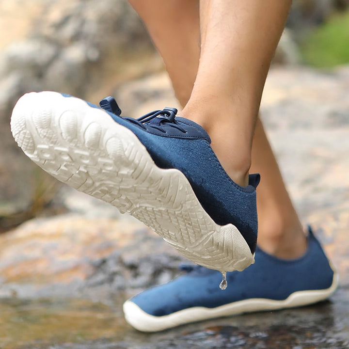 Robuuste TerraStride antislip wandelschoenen, barefoot design voor comfort en stabiliteit op elk terrein.