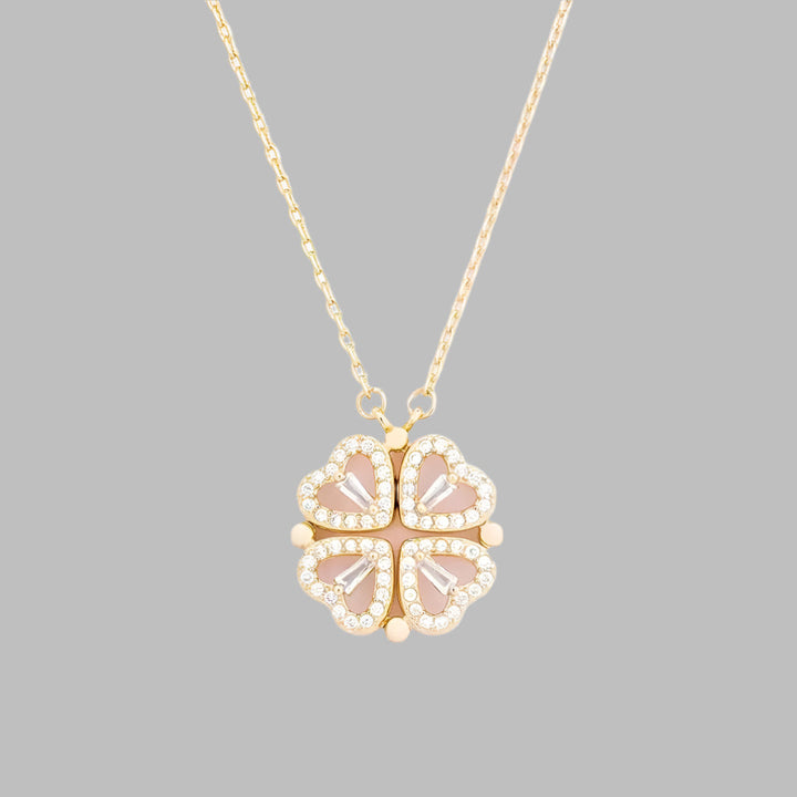 Tijdloos elegante dames ketting met subtiele klavertje vier en hartjes bedels. Gemaakt van duurzaam RVS.
