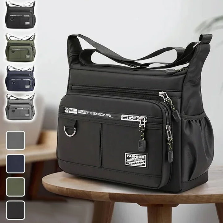 Vrouw draagt een blauwe compacte sling schoudertas, perfect als veilige dagelijkse crossbody tas.