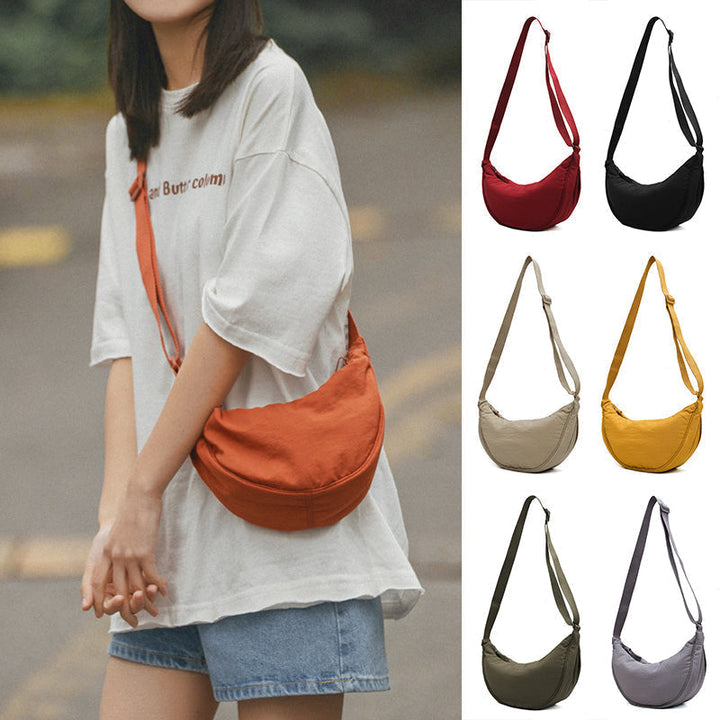 De Luna, een elegante en compacte crossbodytas in halvemaan design voor dames.