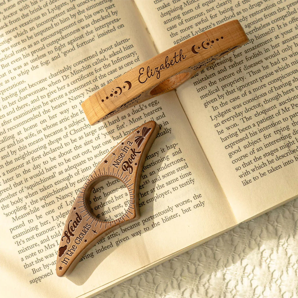 Elegante beukenhouten leeshulp, perfect cadeau voor boekenliefhebbers, verhoogt leescomfort.