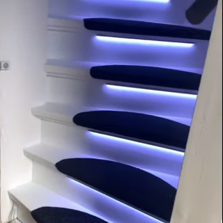 Draadloze, energiezuinige LED lichtstrip met sensor. Eenvoudig te monteren, perfect voor extra verlichting zonder gedoe.