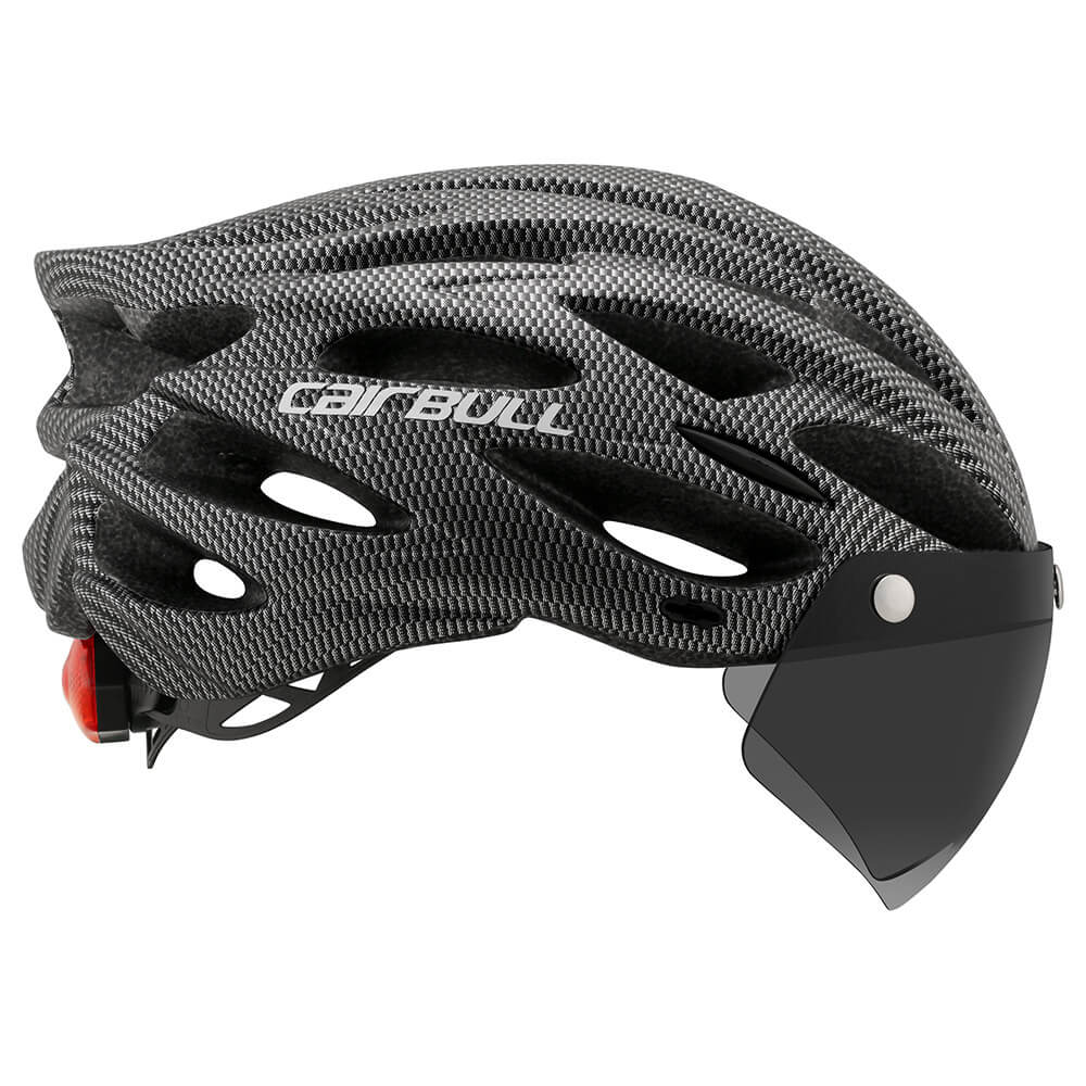 ProGuard fietshelm met helder LED achterlicht, beschermend vizier en ventilatieopeningen voor fietsveiligheid.