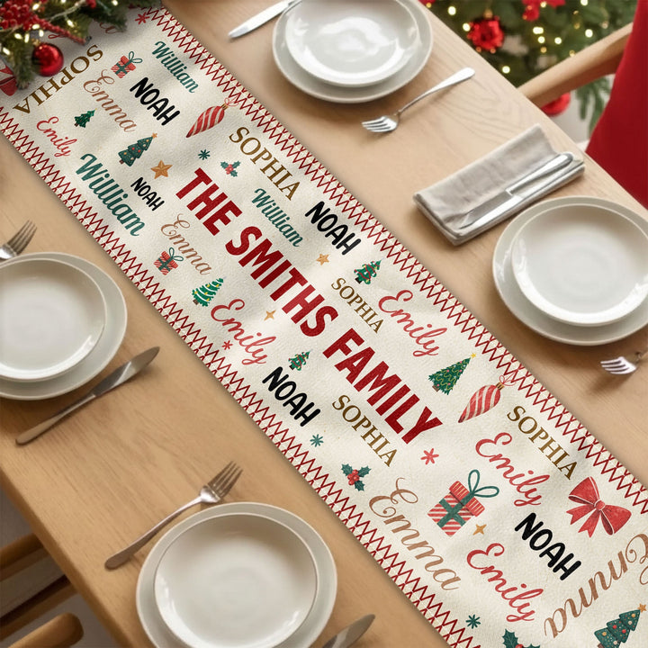 Gepersonaliseerde kerst tafelloper met familienaam, perfect voor feestelijke tafeldecoratie.