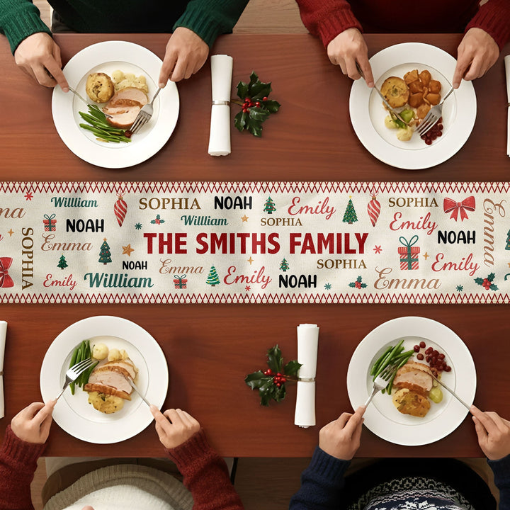 Close-up van gepersonaliseerde kerst tafelloper met familienaam, unieke kerstversiering eettafel.