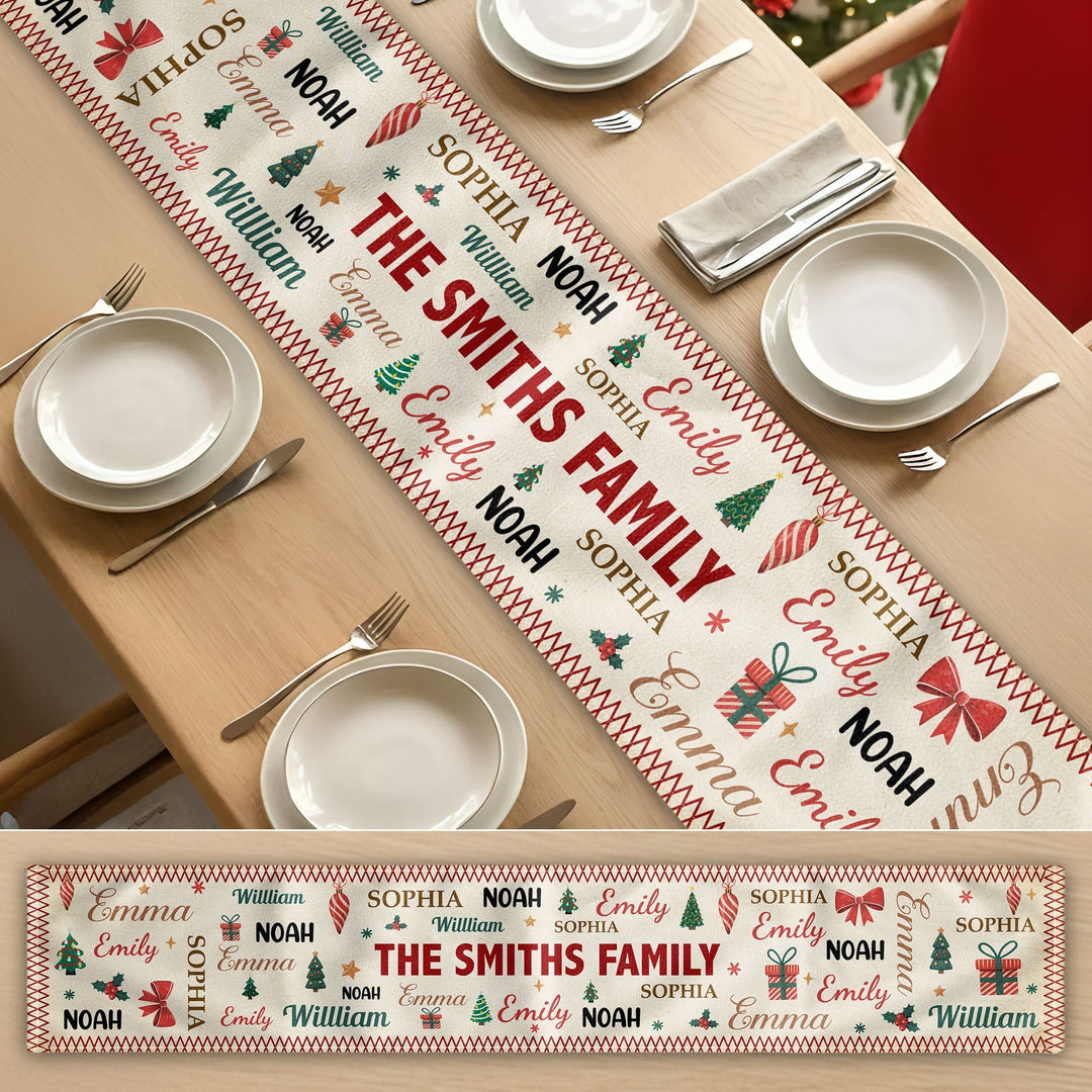 Kerst tafelloper op feestelijk gedekte tafel, gepersonaliseerd met familienaam, sfeervolle kerstdecoratie.