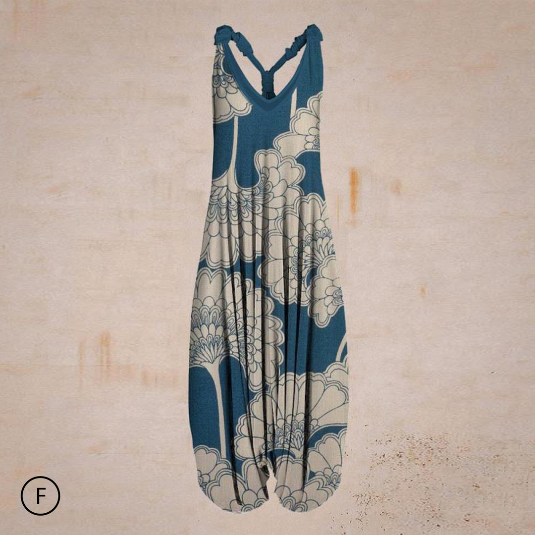 Model draagt comfortabele Lina damesjumpsuit, lachend in een ontspannen zomerse setting.