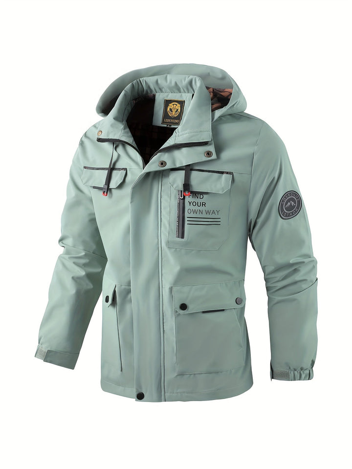 Heren waterdichte winterjas in stedelijke omgeving. Stijlvolle en casual outdoor jas voor dagelijks comfort.