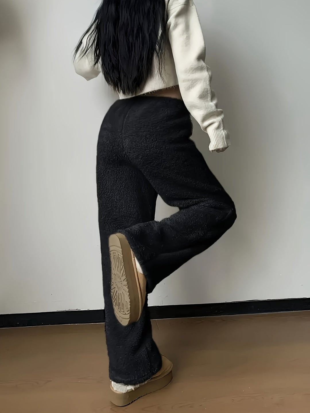 Voel de zachtheid van de Noémie teddy sherpa loungebroek, een heerlijke comfortabele dames winterbroek.