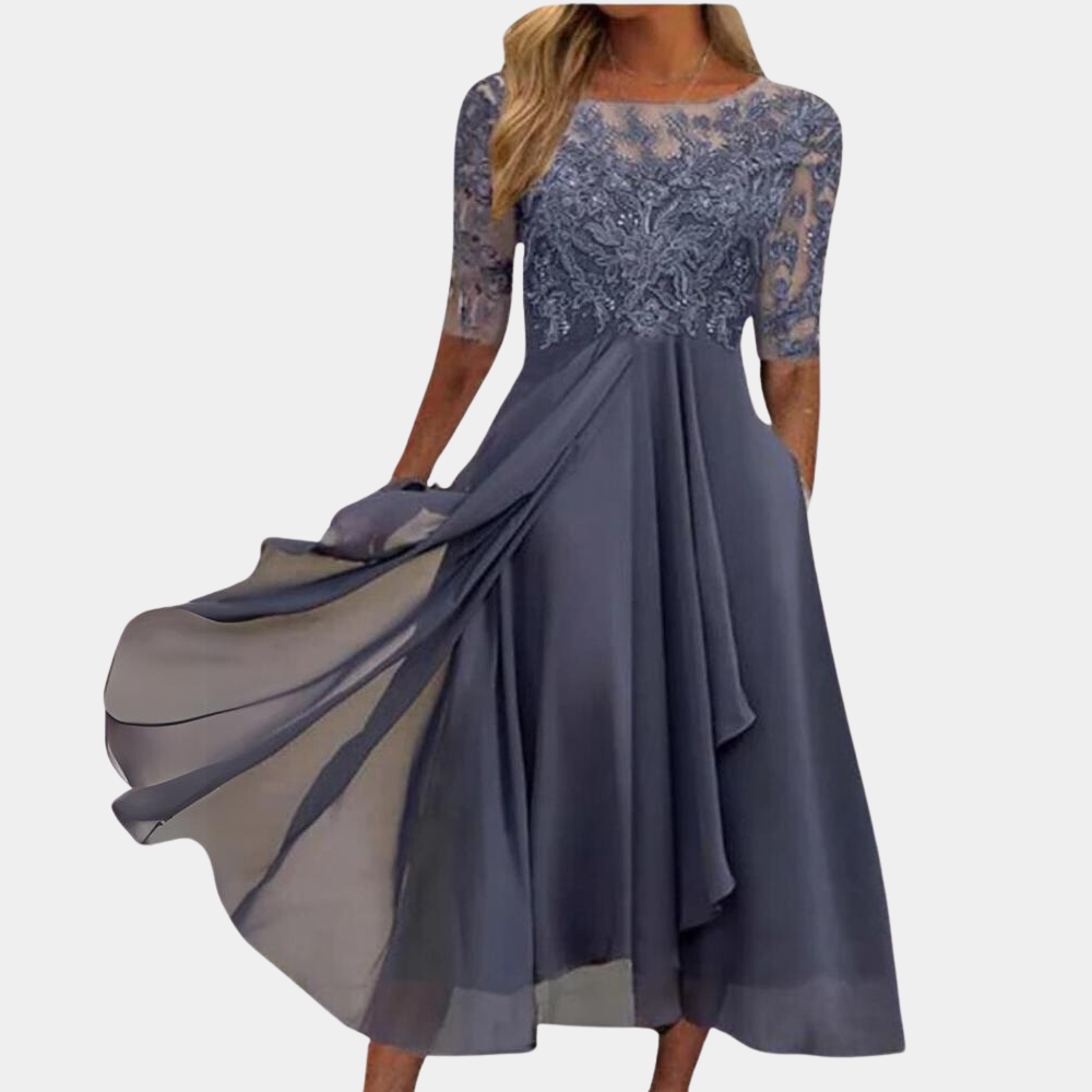 Kleurrijke lange dames zomerjurk met korte mouwen, ideaal als feest- of avondjurk. Comfortabele elegante maxi-jurk voor vrouwen.