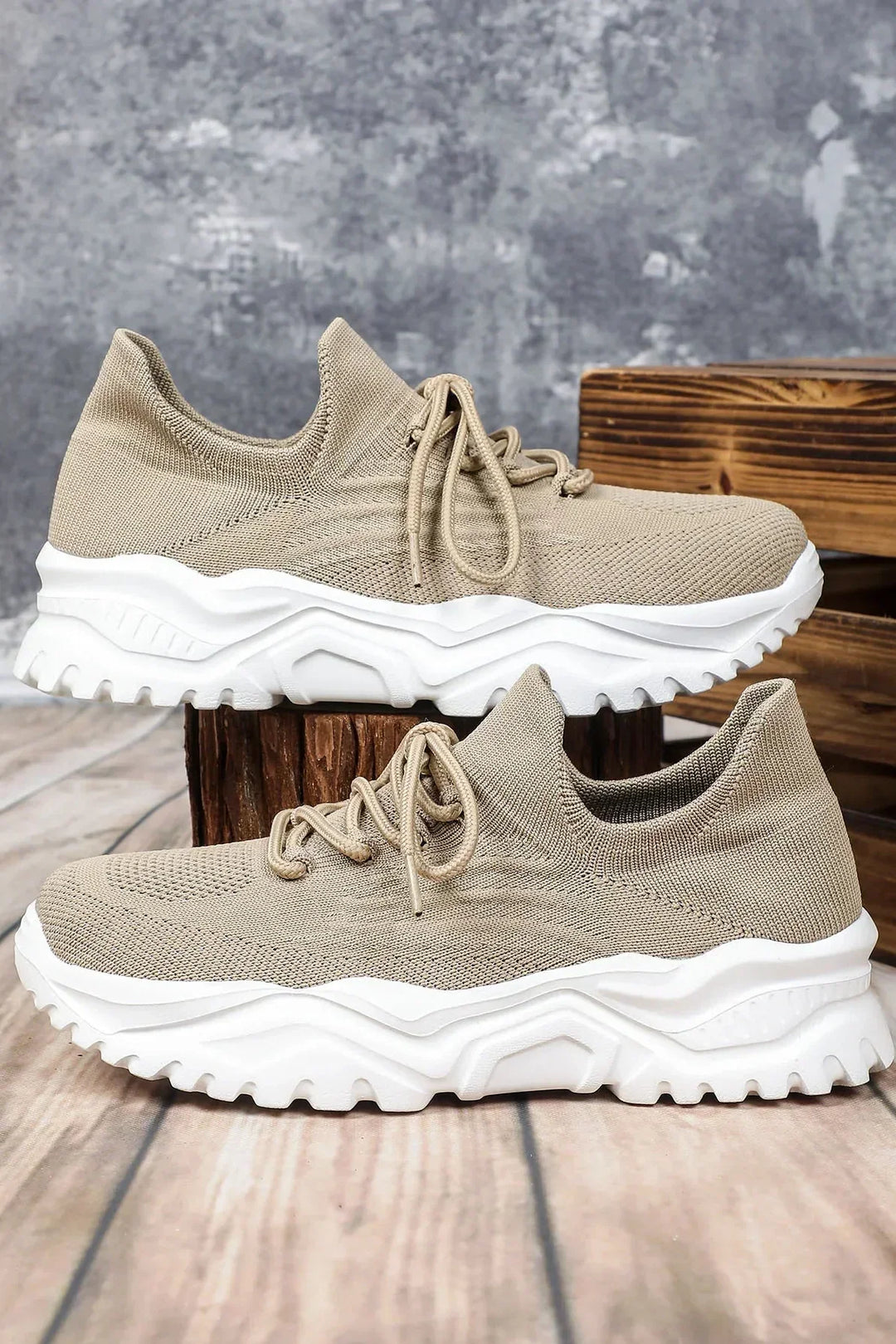 Witte dames orthopedische sneakers Abbey. Comfortabele, ademende platte sportschoenen voor dagelijks gebruik.