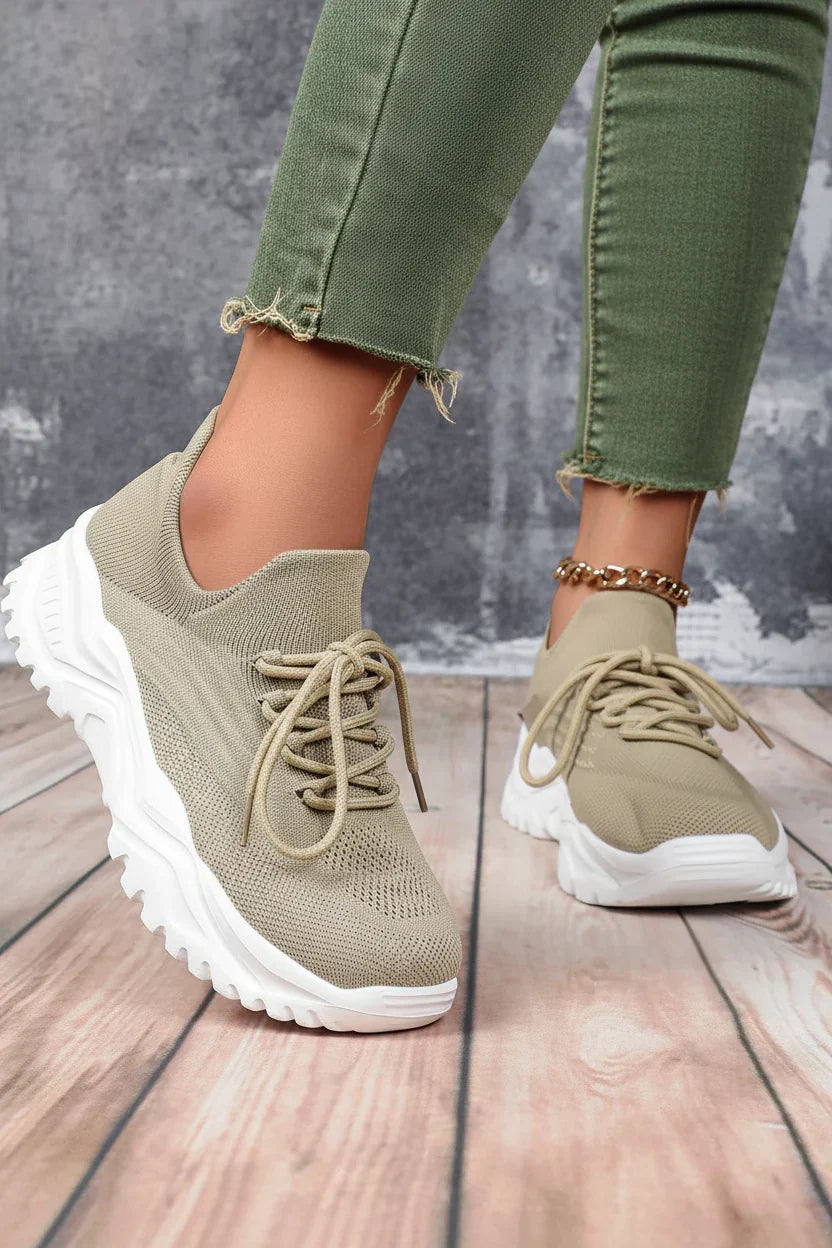 Zwarte Abbey orthopedische damessneakers. Platte, comfortabele sportschoen met extra ondersteuning.