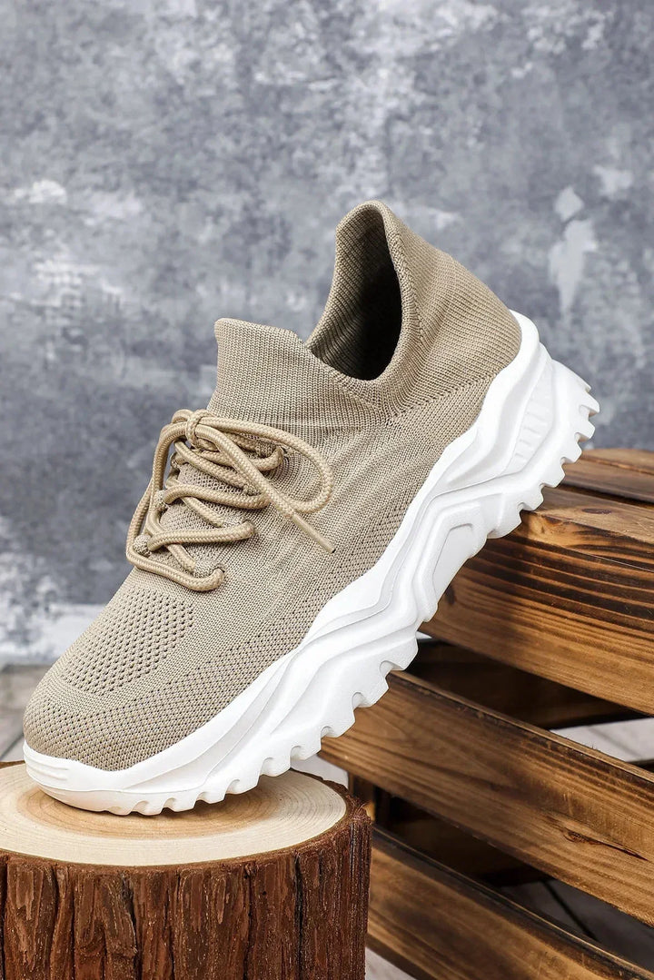 Comfortabele witte dames sneakers Abbey. Platte, ademende orthopedische sportschoenen voor dagelijks comfort.