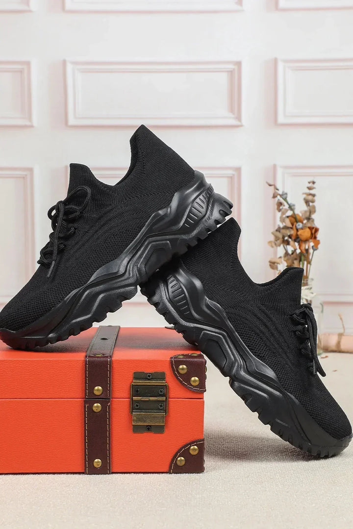 Low-profile Abbey dames athletic sneaker. Ergonomische, comfortabele platte sportschoen voor actieve dagen.