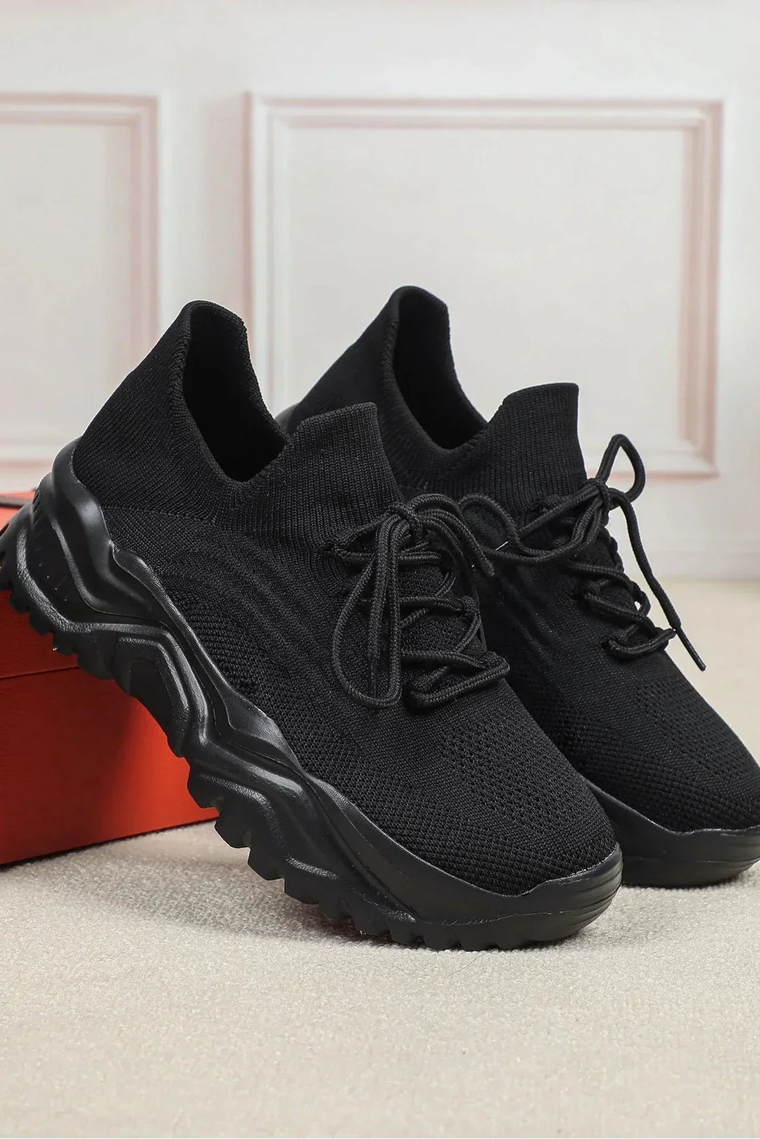 Ademende orthopedische damessneakers Abbey. Comfortabele platte sportschoen, ideaal voor dagelijks gebruik.